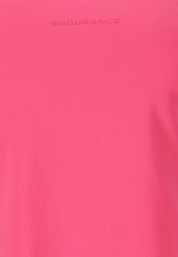 Rosa Sportshirt aus strukturiertem Gewebe, mit einem atmungsaktiven Muster und dem Wort "ENDURANCE", das dezent über der Brust aufgedruckt ist.