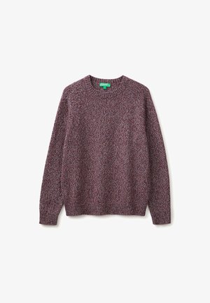 Melierter Strickpullover in Burgund-, Lila- und Grautönen mit langen Ärmeln und gerippten Bündchen und Saum, flach auf weißem Hintergrund liegend.