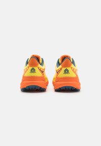 HOKA CHALLENGER 7 - Běžecké boty do terénu - lemonade/squash