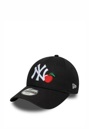 Schwarze verstellbare Baseballkappe mit weißem "NY"-Logo und roter Apfel-Stickerei vorne, New Era-Logo an der Seite, Jugendgrößenaufkleber am Schirm.