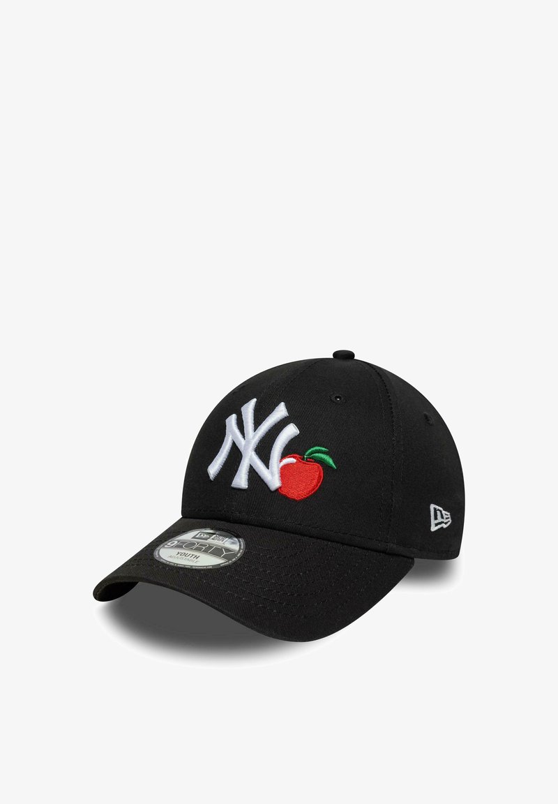 Gorra de béisbol negra ajustable con logo "NY" blanco y bordado de una manzana roja en el frente, logo de New Era en el lateral, pegatina de talla juvenil en la visera.