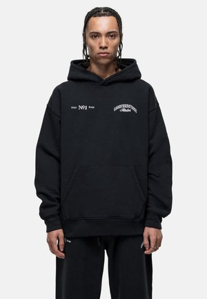 Schwarzer Kapuzenpullover mit einer Fronttasche, versehen mit weißen Textelementen und einem großen Logo. Hergestellt aus weichem Stoff, hat er eine lässige Passform und eine Kapuze.