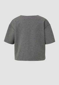 Graues, kurzes T-Shirt, mit kurzen Ärmeln, weicher Textur und dezentem Stretch. Verfügt über einen weiten Halsausschnitt und ein nahtloses Rückendesign. Keine sichtbaren Logos oder Muster.