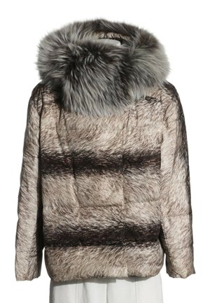 Kurze braune und graue Felljacke mit breitem, flauschigem grauem Pelzkragen, von hinten auf weißem Hintergrund gezeigt.