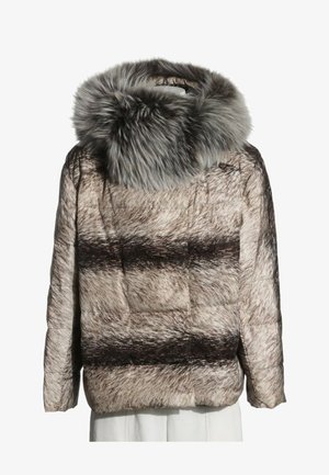 Kurze braune und graue Felljacke mit breitem, flauschigem grauem Pelzkragen, von hinten auf weißem Hintergrund gezeigt.