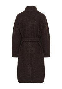 Manteau long en laine marron foncé texturé avec un col haut et une ceinture en tissu assortie à la taille, vu de dos.