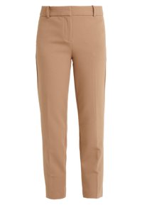 Pantalons beiges ajustés à coupe droite, dotés de passants de ceinture et de poches latérales, fabriqués dans un tissu lisse avec un léger éclat.