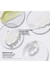 Tre klara skålar innehåller texturerade smör: ljust grönt aloe-smör, vitt krämigt avokado-smör och en klar geléaktig substans med hyaluronsyra.