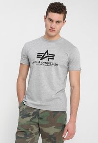 Alpha Industries - T-shirt med print - grey heather Miniatyrbild 1