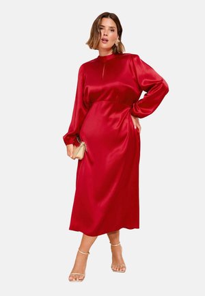 Rotes Satin-Kleid mit langen Ärmeln, tailliertem Schnitt und mittellangem Saum. Es hat einen hohen Ausschnitt und ein Schlüsselverschluss-Detail an der Vorderseite.