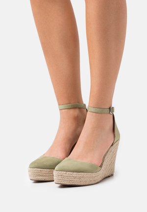 WIDE FIT FYNN - Platform heels - green