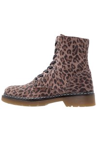 Botín de ante marrón con estampado de leopardo negro y marrón oscuro, cordones negros y suela de goma marrón translucida con puntadas negras.