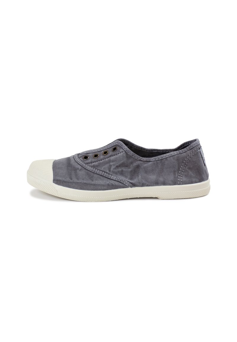 Szürke vászon slip-on cipő, lekerekített fehér gumiszegéllyel és fém fűzőlyukakkal, texturált anyaggal és az alacsony profilú kialakítással.
