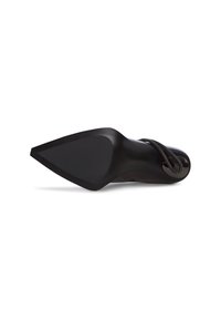Zwarte hoge hak schoen met een spitse neus en een slanke enkelband, gezien van onderen, wat het slanke, moderne ontwerp benadrukt.