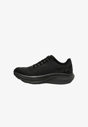 Czarny sportowy sneaker z siateczkową cholewką, sznurowanym zapięciem i grubą, amortyzowaną podeszwą oznaczoną napisem "Freeform", widziany z profilu prawej strony.