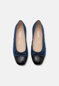 Ballerine in tessuto blu con punta in pelle verniciata nera e un piccolo fiocco sulla parte anteriore, dotate di una fodera confortevole.