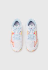 Baskets blanches de sport avec une tige en mesh, des accents bleu clair et des motifs floraux colorés sur la semelle. Présente des détails vifs en rose et jaune.