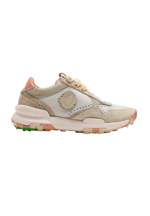 Zapatilla deportiva en tonos beige, blanco y melocotón con detalles de ante, cordones con estampado, perforaciones y una suela multicolor para uso en exteriores.