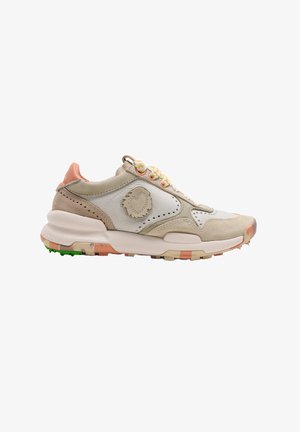 Zapatilla deportiva en tonos beige, blanco y melocotón con detalles de ante, cordones con estampado, perforaciones y una suela multicolor para uso en exteriores.