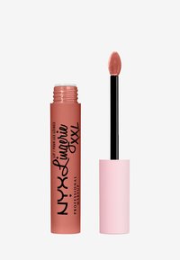 NYX Lip Lingerie XXL w miękkim różowym opakowaniu z czarnym napisem; zawiera czarny aplikator z miękką, zaokrągloną końcówką do precyzyjnego aplikowania.