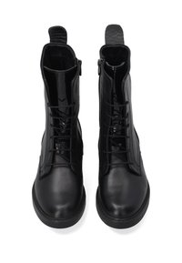 Zwarte leren enkelboots met een gladde afwerking, voorzien van veters en een zijrits. Het ontwerp bevat lusvormige trekkoorden aan de bovenkant.