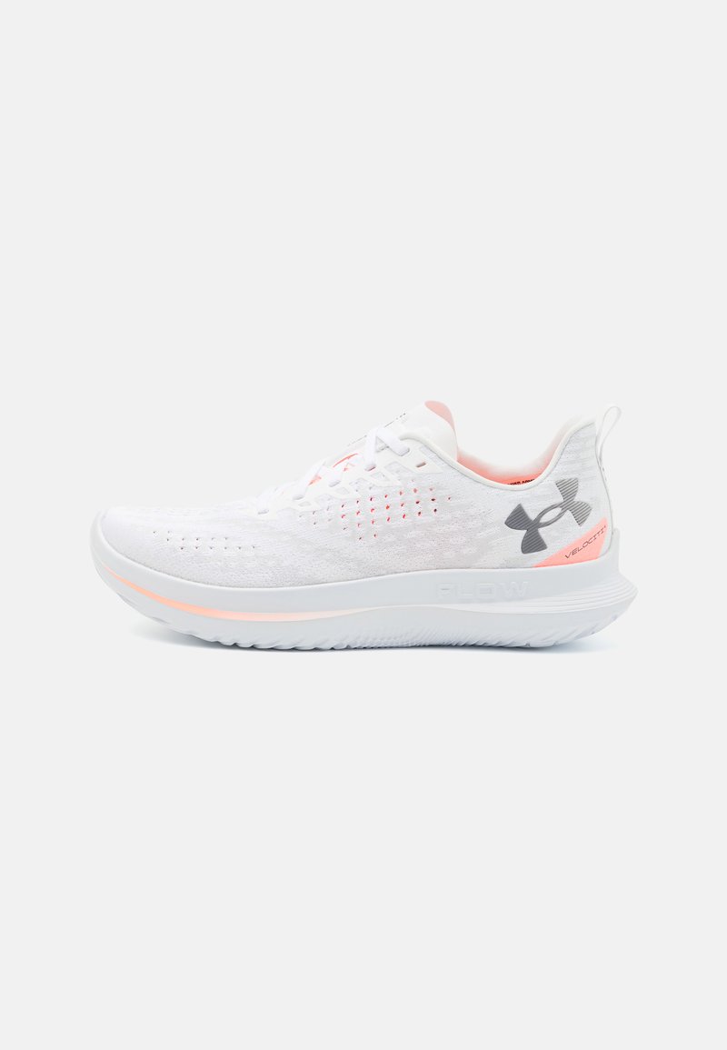 Baskets de sport blanches avec une tige en maille texturée, des accents roses et une marque visible. Elles possèdent une semelle rembourrée pour le confort et le soutien.