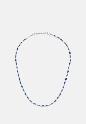 Collier chaîne en argent avec des pierres précieuses rectangulaires bleues alternées et de petites pierres claires, sécurisé par un fermoir.