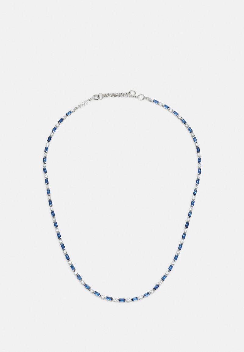 Collier chaîne en argent avec des pierres précieuses rectangulaires bleues alternées et de petites pierres claires, sécurisé par un fermoir.