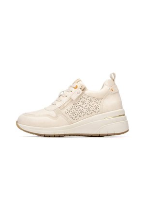 Zapatilla deportiva beige con parte superior de ante texturizado, detalles perforados en el lateral, cordones planos, un cuello acolchado y una suela blanca gruesa con un acento dorado.