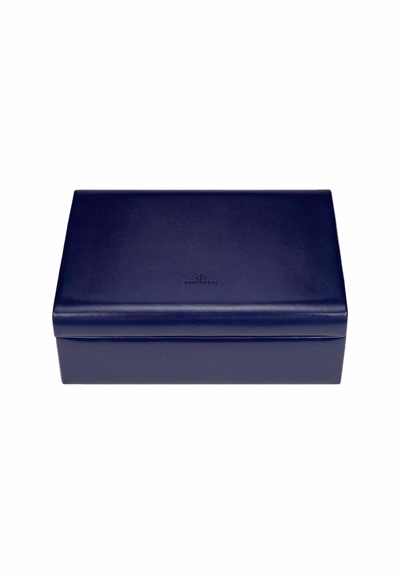 Boîte en cuir bleu marine avec une texture lisse, de forme rectangulaire, et un logo embossé subtil sur le couvercle. Design simple et élégant.