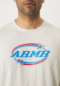 Under Armour STACKED STARS  - Langærmet T-shirt - stone/red