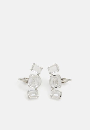Brincos dramáticos pendentes com quatro cristais retangulares transparentes montados em metal de tom prateado. Cada cristal apresenta uma superfície facetada para um brilho adicional.