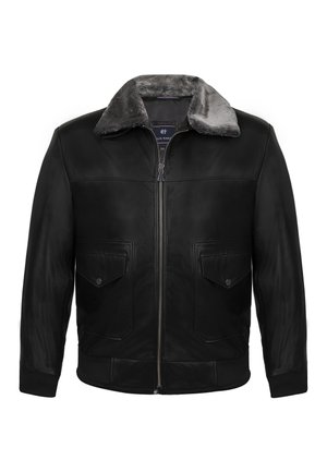 Zwarte leren jas met ritssluiting aan de voorkant, twee klepzakken en een grijze pluchen kraagvoering op een witte achtergrond.