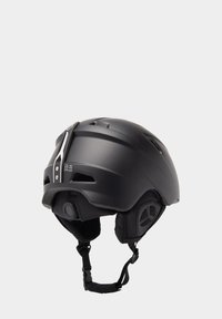 Schwarzer Skihelm mit matter Oberfläche, ausgestattet mit Lüftungsschlitzen, verstellbarem Kinnriemen und verstärktem hinteren Riemen für sicheren Sitz.