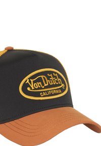 Gorra negra y naranja con visera redondeada. Presenta un logotipo amarillo bordado en la parte frontal y costuras texturizadas a lo largo del borde.