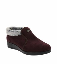 Stivaletti in suede bordeaux con colletto in finta pelliccia grigia, caratterizzati da una punta arrotondata e un tacco a zeppa nero basso.