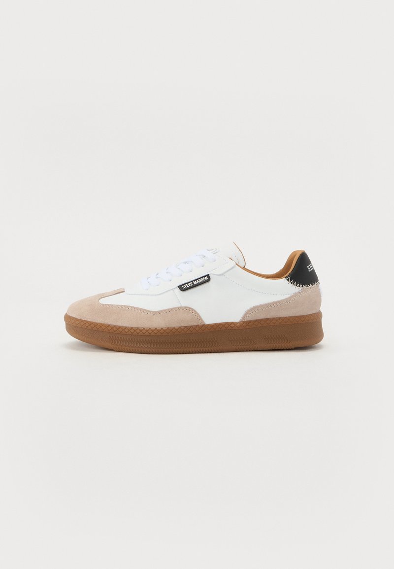 Sneaker in suede bianco e tan con suola in gomma marrone, lacci piatti e accentuazione nera sul tallone. Presenta un dettaglio con il logo sul lato.