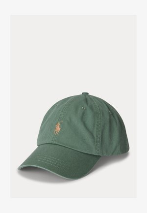 Casquette de baseball verte avec une visière incurvée et un petit logo de joueur de polo beige brodé sur le panneau avant, sur fond blanc.