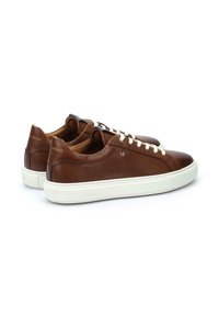 Sneaker in pelle marrone con suole in gomma bianca, dotate di lacci beige, design elegante e branding discreto sul tallone.