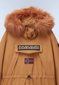 Brun nylon parka med hætte af kunstpels, logo-patch og detaljer med Norges flag. Har snorelukning og flere lommer.