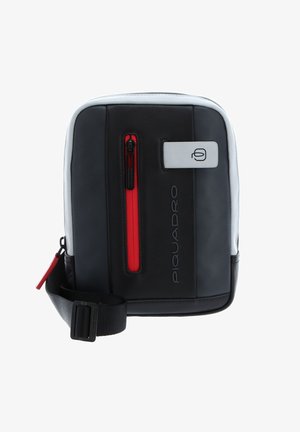 Schwarze Lederhandtasche mit roten Akzenten, mit Reißverschluss versehenem Frontfach, seitlichem Schulterriemen und geprägt Logo. Glatte Textur mit schlankem rechteckigem Design.