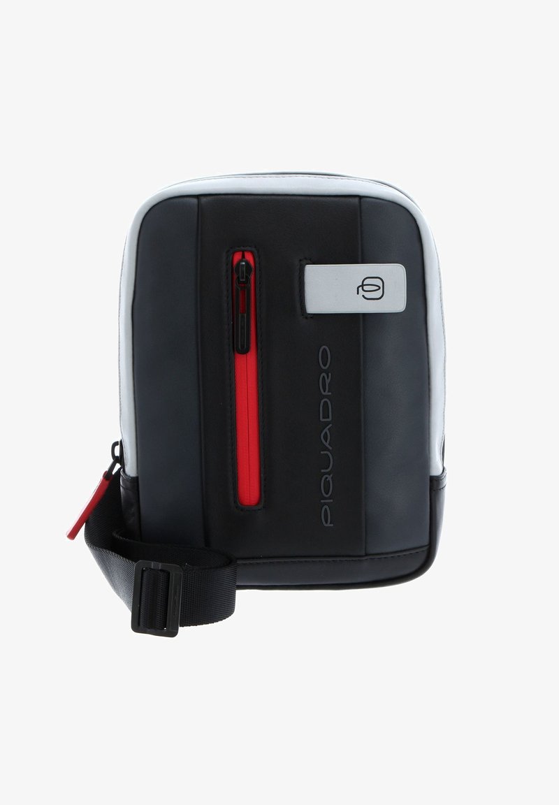 Schwarze Lederhandtasche mit roten Akzenten, mit Reißverschluss versehenem Frontfach, seitlichem Schulterriemen und geprägt Logo. Glatte Textur mit schlankem rechteckigem Design.