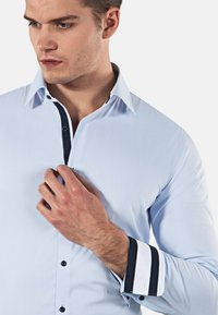 Vincenzo Boretti SUPER TAILLIERT STRETCH - Chemise - eisblau dunkelblau