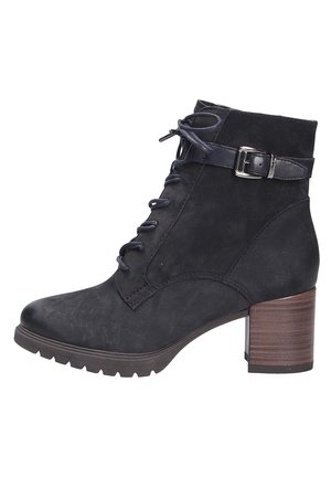 Bottines noires en daim, avec un laçage à l'avant, une sangle latérale avec boucle et un talon en bois épais. Semelle à motif texturé.