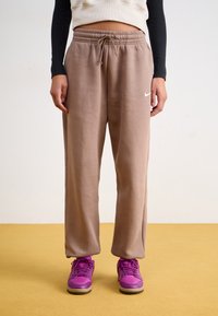 Nike Sportswear - PANT - Treniņtērpa apakšdaļas - mink brown/sail Miniatūras attēls 1