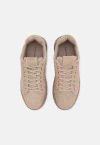 Calvin Klein Jeans CHUNKY CUPSOLE - Tossud - triple savannah tan