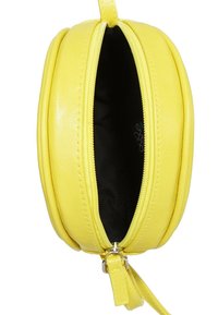 Borsa rotonda gialla in pelle sintetica con chiusura a zip, una texture liscia e un interno nero. Presenta una maniglia corta e hardware minimale.