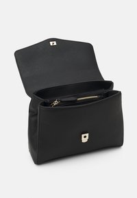Bolso de mano de cuero negro con forma estructurada, que presenta un cierre en tono dorado y un bolsillo con cremallera interior para organización. Vista abierta.