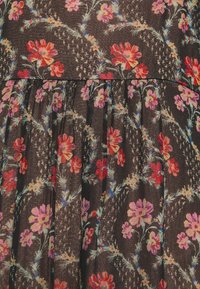 Tumma kangas, jossa tiheä kukkakuosi, joka sisältää punaisia, vaaleanpunaisia ja violetteja kukkia sekä vihreitä ja sinisiä lehtivinejä.