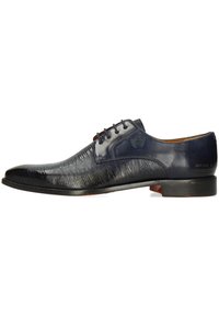 Scarpa in pelle blu navy con finitura testurizzata, punta arrotondata, design con lacci e accenti lisci a contrasto sui lati e sul retro.